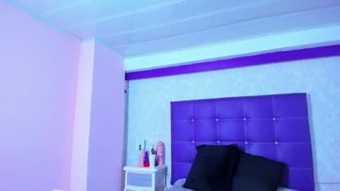 leamoreau__ online show from November 29, 12:19 pm