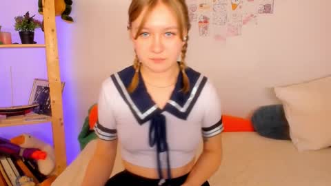 Snapshot of leazy_peasy chatting on December 6, 6:15 am Ellie online show from December 6, 6:15 am
