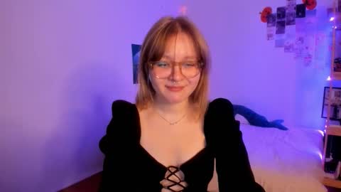 Snapshot of leazy_peasy chatting on November 19, 4:01 am Ellie online show from November 19, 4:01 am