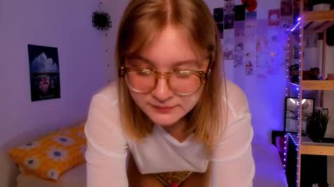 Snapshot of leazy_peasy chatting on November 28, 7:11 am Ellie online show from November 28, 7:11 am