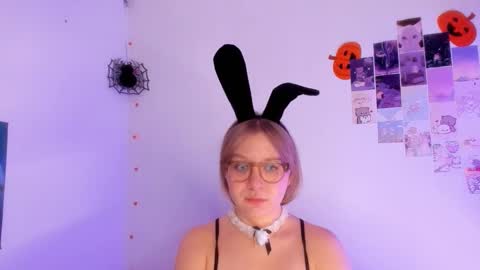 Snapshot of leazy_peasy chatting on December 4, 4:22 am Ellie online show from December 4, 4:22 am