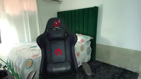 Snapshot of lei_77 chatting on February 19, 6:37 pm Lei online show from February 19, 6:37 pm