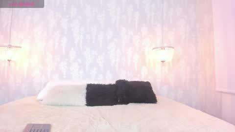 LEIGH ANGELS online show from November 9, 9:35 pm