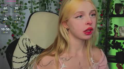 Snapshot of leiladwight chatting on February 11, 3:39 pm Leila online show from February 11, 3:39 pm