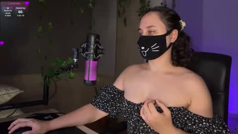 Snapshot of lemi_peachy chatting on November 8, 8:29 pm Lemi online show from November 8, 8:29 pm