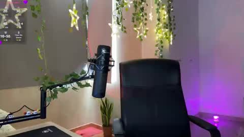 Snapshot of lemi_peachy chatting on December 16, 2:44 pm Lemi online show from December 16, 2:44 pm