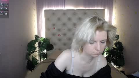 Snapshot of lena_paulles chatting on December 6, 4:03 am Lena online show from December 6, 4:03 am