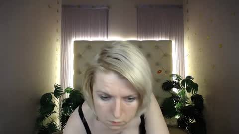 Snapshot of lena_paulles chatting on December 27, 5:05 pm Lena online show from December 27, 5:05 pm