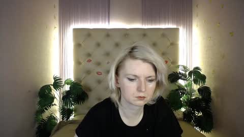 Snapshot of lena_paulles chatting on December 28, 7:11 am Lena online show from December 28, 7:11 am