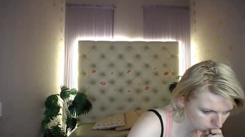 Snapshot of lena_paulles chatting on December 30, 7:04 am Lena online show from December 30, 7:04 am