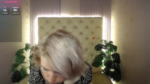 Snapshot of lena_paulles chatting on January 6, 10:13 am Lena online show from January 6, 10:13 am