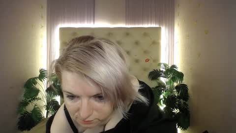 Snapshot of lena_paulles chatting on January 7, 4:08 am Lena online show from January 7, 4:08 am