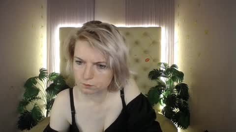 Snapshot of lena_paulles chatting on January 7, 7:10 am Lena online show from January 7, 7:10 am