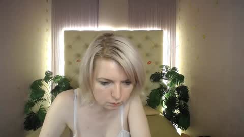 Snapshot of lena_paulles chatting on January 8, 7:03 am Lena online show from January 8, 7:03 am