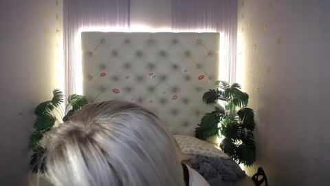 Snapshot of lena_paulles chatting on January 12, 4:00 am Lena online show from January 12, 4:00 am