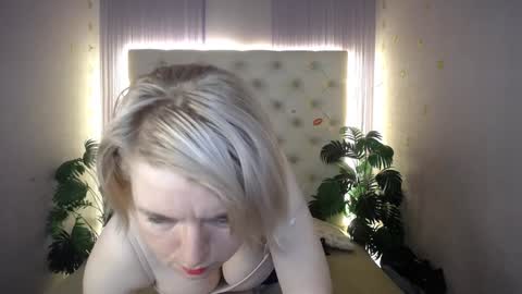 Snapshot of lena_paulles chatting on January 12, 7:00 am Lena online show from January 12, 7:00 am