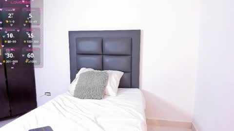 Snapshot of lena_rousseau chatting on February 28, 6:32 am Lena Rousseau online show from February 28, 6:32 am