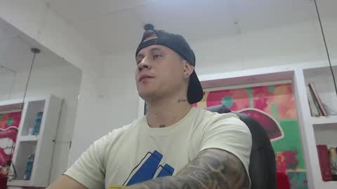 Snapshot of leo_cumming01 chatting on February 18, 2:06 pm Yesid online show from February 18, 2:06 pm