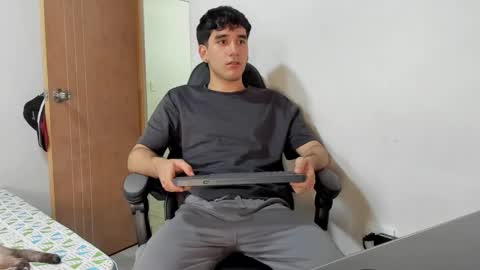 Snapshot of leo_jones389 chatting on December 2, 10:12 pm Leo Jones online show from December 2, 10:12 pm