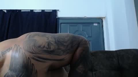 Snapshot of leo_muscleboy chatting on December 21, 9:11 pm Leo online show from December 21, 9:11 pm