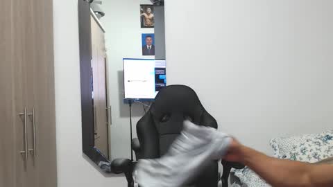 Snapshot of leo_muscleboy chatting on February 3, 11:21 pm Leo online show from February 3, 11:21 pm