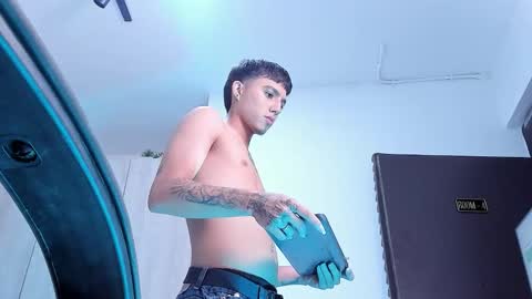 leohard_ online show from January 15, 11:26 am