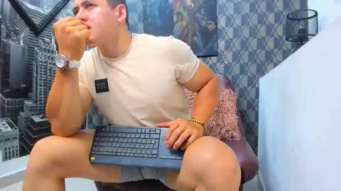 Leon Smoron online show from December 15, 10:47 pm