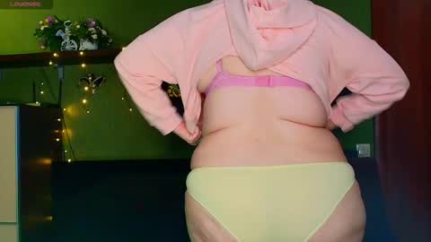 Snapshot of leona_tracie chatting on February 2, 6:17 pm Leona tracie online show from February 2, 6:17 pm