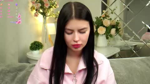 Snapshot of leonameile chatting on February 5, 1:21 am Mila online show from February 5, 1:21 am