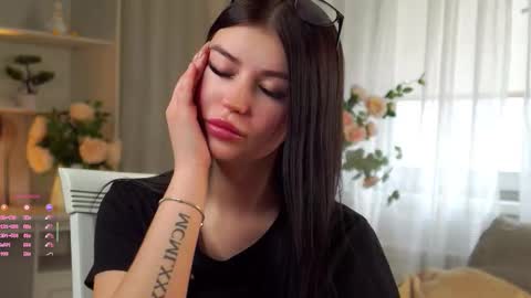 Snapshot of leonameile chatting on March 5, 2:18 am Mila online show from March 5, 2:18 am