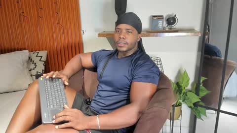 Leandro jones online show from November 5, 12:10 am