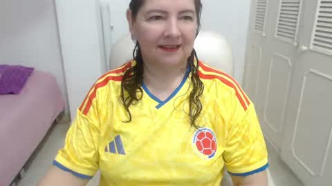 leonela   online show from July 3, 10:05 pm
