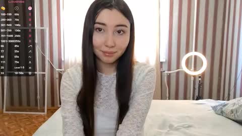 Snapshot of leonieschmith chatting on February 22, 8:13 am Alice online show from February 22, 8:13 am