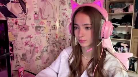 Snapshot of les1k chatting on April 4, 10:18 pm Lesya online show from April 4, 10:18 pm