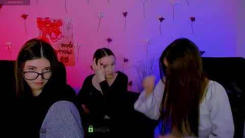 Snapshot of leslie_bird chatting on February 13, 12:17 am leslie_bird online show from February 13, 12:17 am