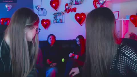 Snapshot of leslie_bird chatting on February 18, 8:38 pm leslie_bird online show from February 18, 8:38 pm