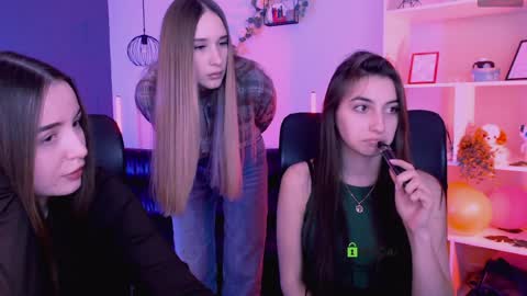 leslie_bird online show from April 7, 9:10 am