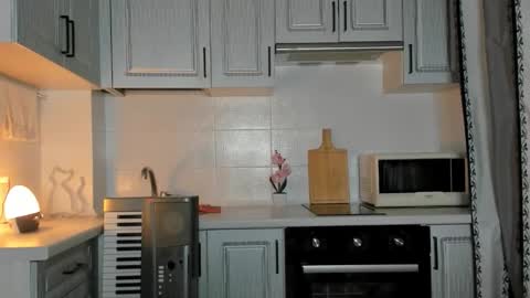  LESLIE   online show from October 14, 8:20 pm