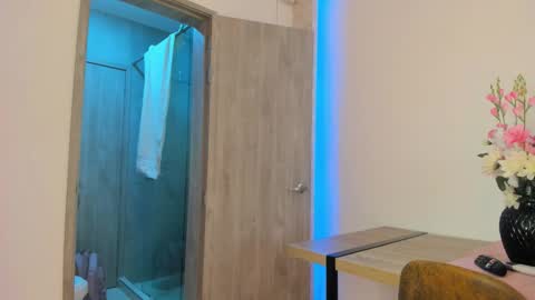 Snapshot of lesliebush chatting on November 21, 8:18 pm LeslieBush online show from November 21, 8:18 pm