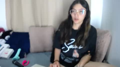 lessliee online show from April 4, 7:50 am