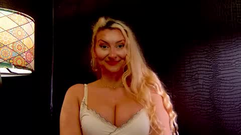 leticiareys online show from November 25, 10:10 pm