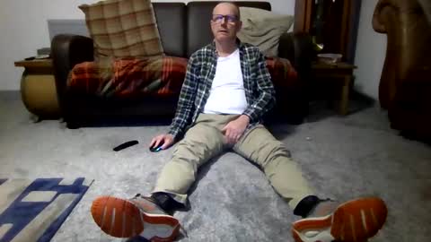 Snapshot of letmestrip chatting on November 7, 11:49 pm paul online show from November 7, 11:49 pm