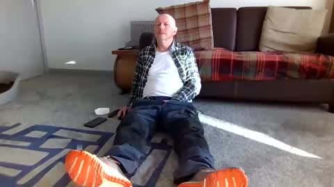 Snapshot of letmestrip chatting on November 8, 12:05 pm paul online show from November 8, 12:05 pm