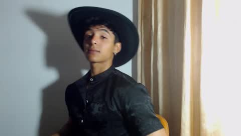 Snapshot of lewis_ly chatting on December 17, 5:30 pm i am lewis ly EDUARDO MEMDOZA15 online show from December 17, 5:30 pm