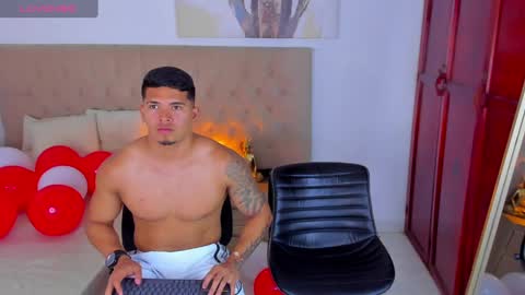 Snapshot of lewishamiltom chatting on February 14, 9:53 pm lewis online show from February 14, 9:53 pm