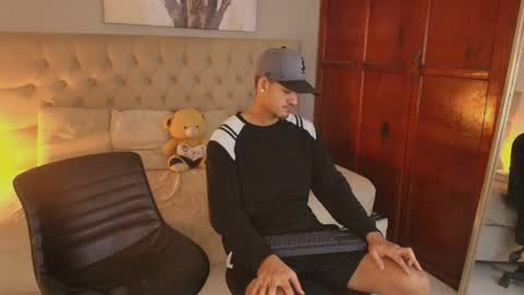 Snapshot of lewishamiltom chatting on February 28, 7:15 pm lewis online show from February 28, 7:15 pm