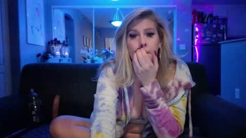 Snapshot of lexi_shocker chatting on November 14, 5:28 am Lexi online show from November 14, 5:28 am