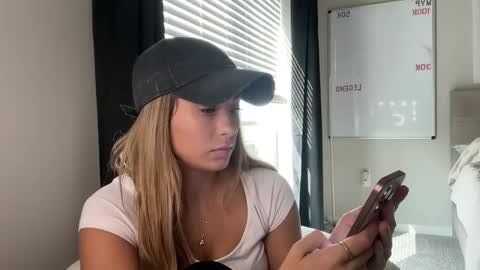 lexiiiii27 online show from September 8, 8:19 pm