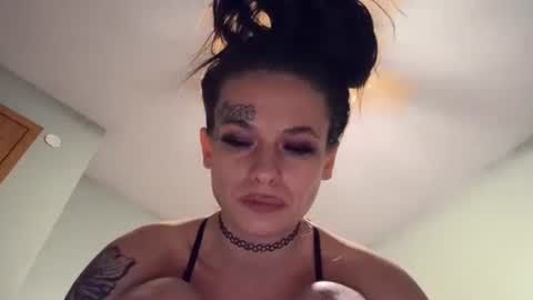 Snapshot of lexxisavagexxx chatting on December 5, 1:49 pm LexxiSavage online show from December 5, 1:49 pm
