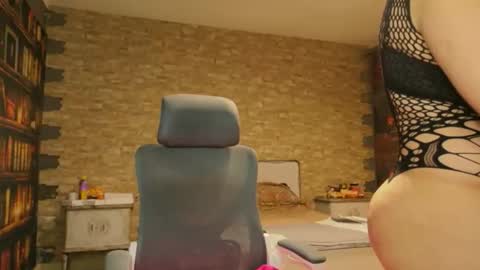 Snapshot of leylaaxxx chatting on March 3, 6:52 am Leyla online show from March 3, 6:52 am